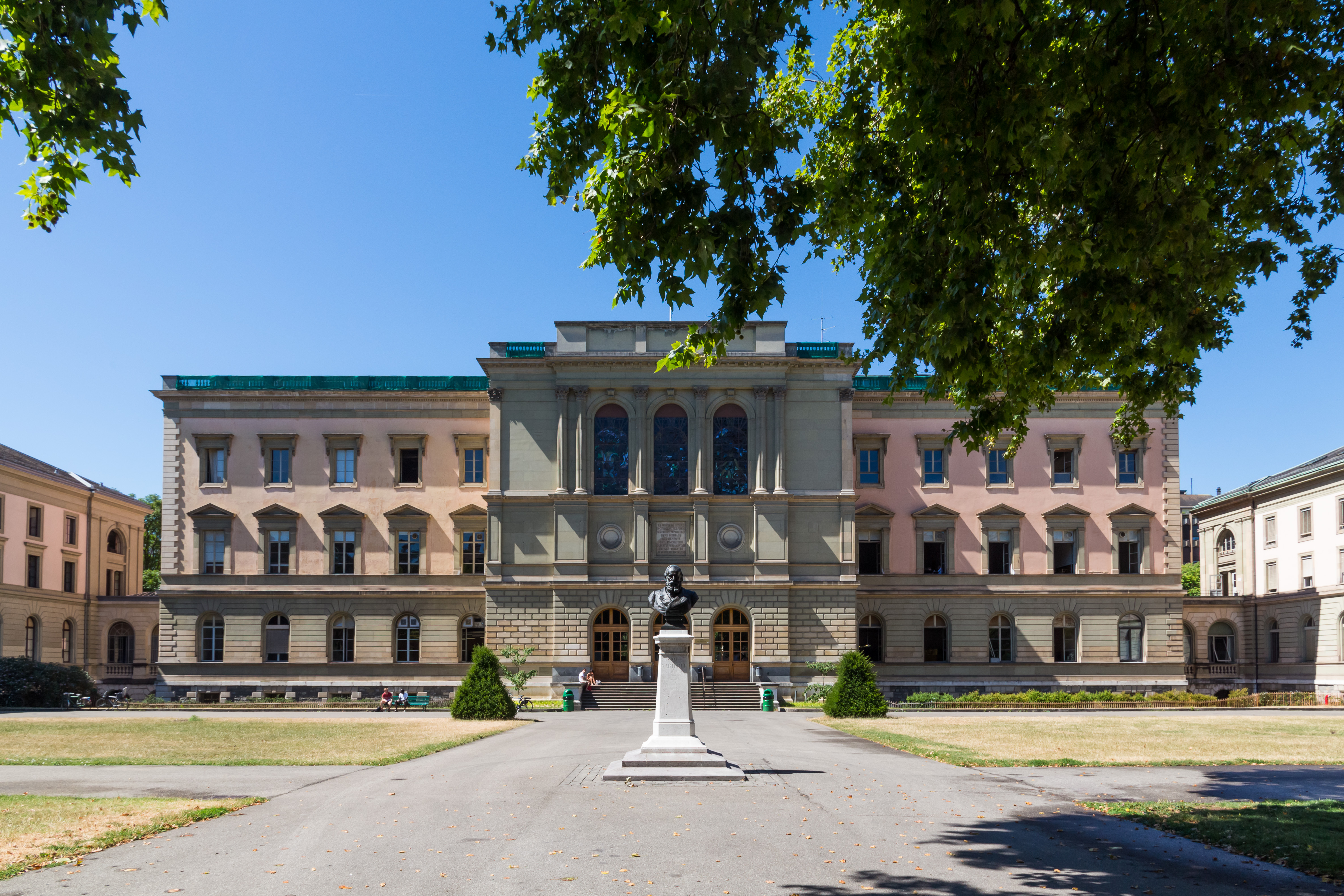 INTERNATIONAL UNIVERSITY IN GENEVA 